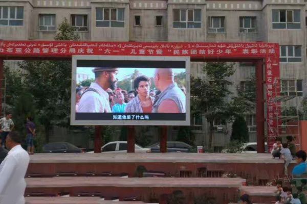 新疆喀什公路局廣場(chǎng)戶(hù)外防水P6屏66平方3535高亮燈